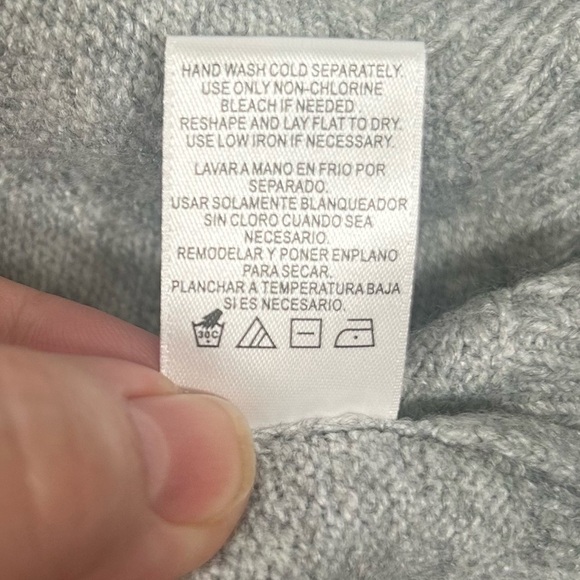 NWT Vince Camuto Light Grey Sweater with Red Heart - Picture 6 of 12